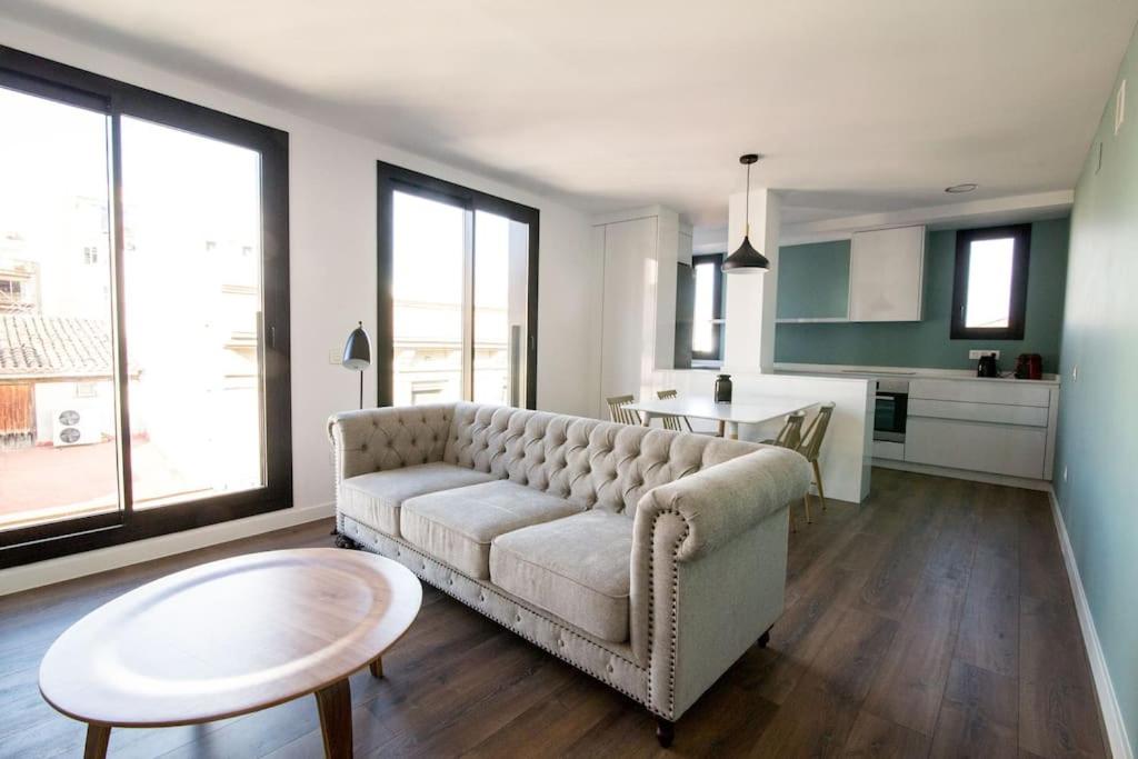 雷乌斯3-2 Apartamento de diseño en el centro de Reus的客厅配有沙发和桌子