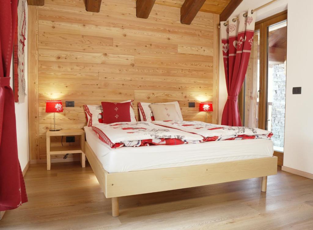 格雷索拉特里尼泰Fohre1748的木制客房内的一间卧室,配有一张床