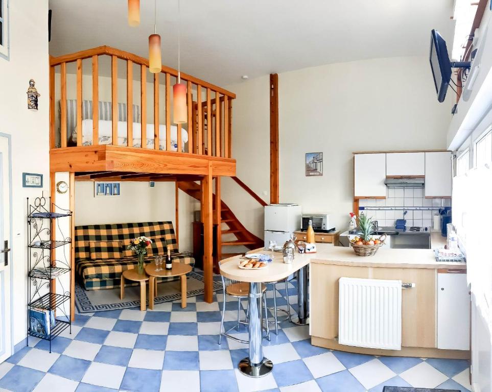 滨海布洛涅Petite Maison de plage的一间带楼梯和桌子的厨房