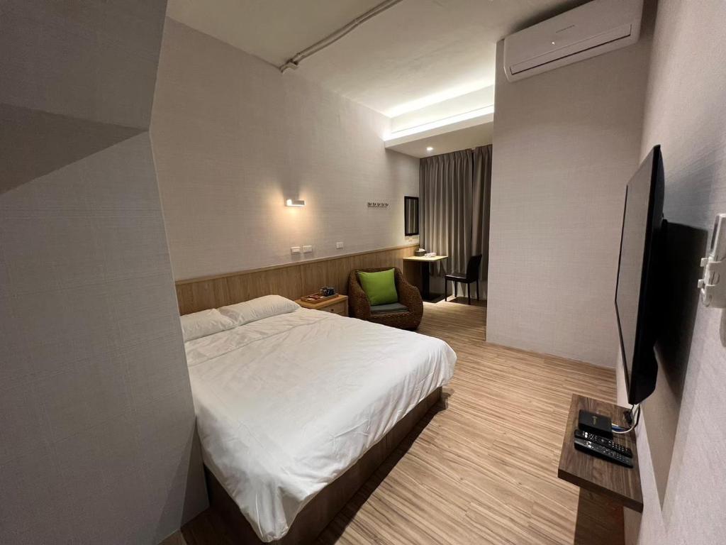 Chaozhou五只兔子民宿的配有一张床和一把椅子的酒店客房