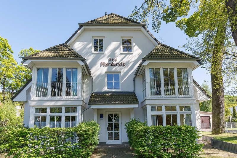 宾茨Haus Margarete的白色的房子,上面有标志