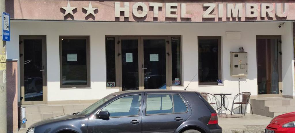 克卢日-纳波卡珍布鲁酒店的一辆停在Zimbabwe酒店前面的汽车