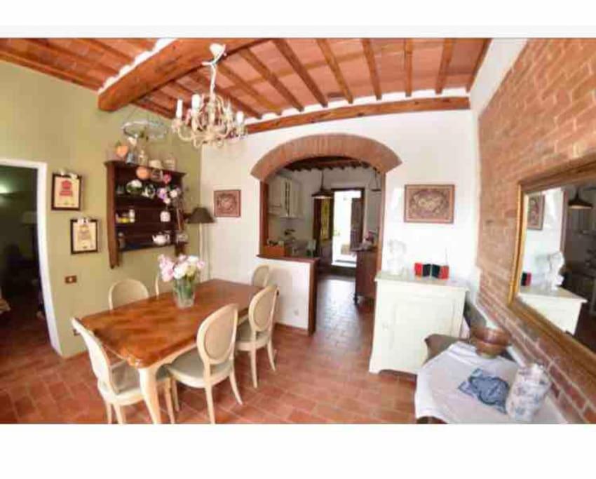 卢卡Casamalu的用餐室以及带桌椅的起居室。