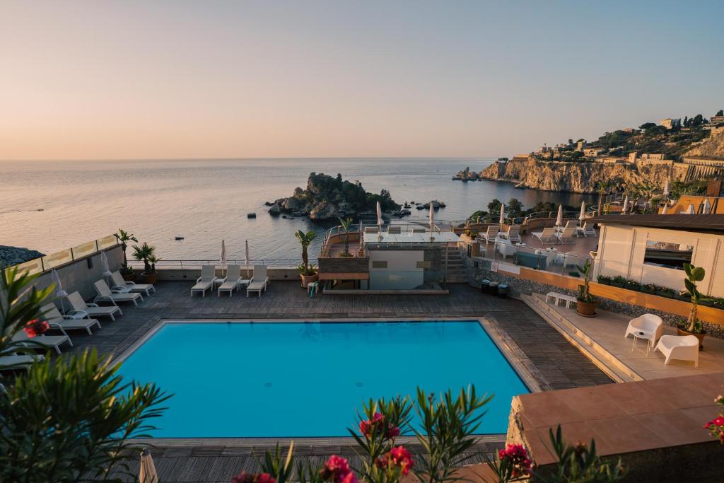 陶尔米纳Taormina Panoramic Hotel的海景游泳池