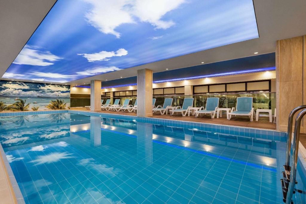 锡利夫里Ramada Plaza by Wyndham Silivri的一座带天际天花板的大型游泳池