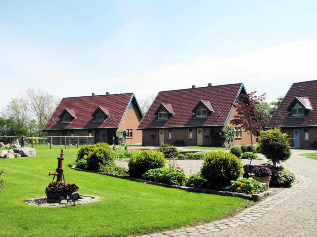 Neujellingsdorf费瑞拉格马戈瑞腾霍夫酒店的一排带绿色草坪的房屋