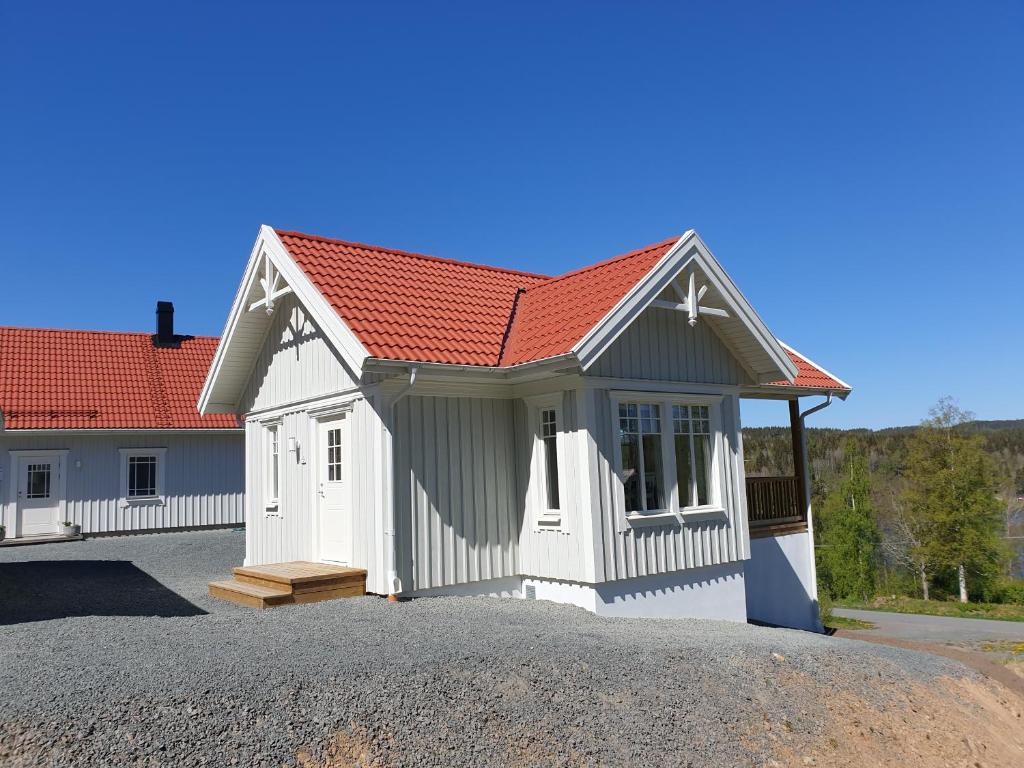格兰纳Sjöutsikten的一座白色的小建筑,有红色的屋顶