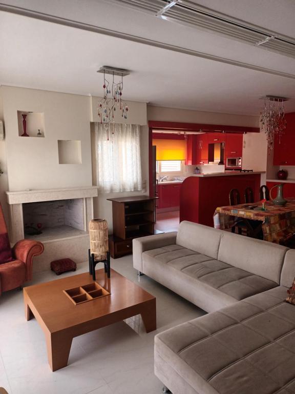 阿哈奈Glamour beautique villa的客厅配有沙发和桌子