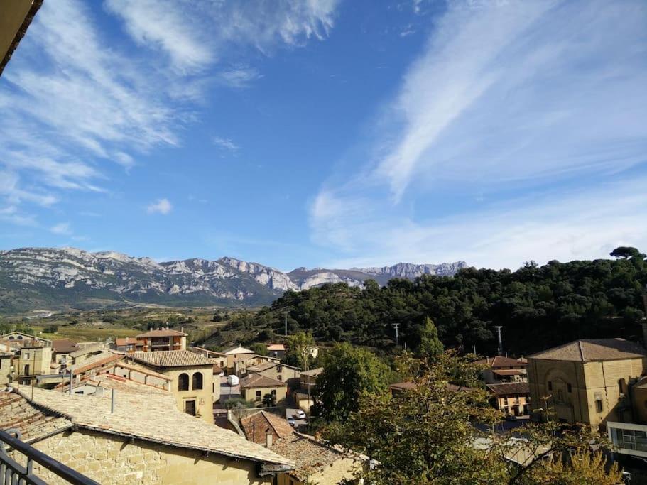 比利亚布纳德阿拉瓦Casa KILYX en Villabuena, Rioja Alavesa的享有以山脉为背景的小镇美景。