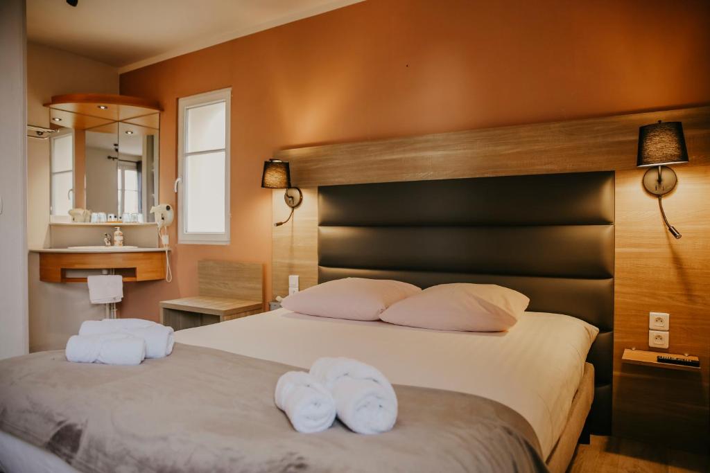 盖亚克拉维瑞雷酒店的一间卧室配有两张床和白色毛巾。