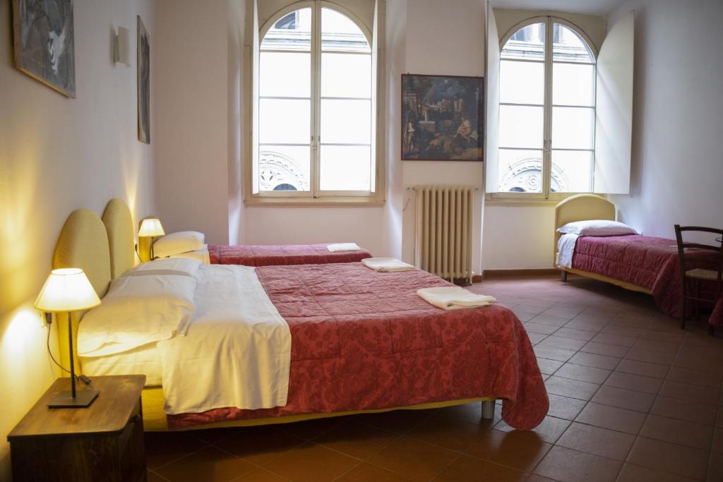 佛罗伦萨Ferdinando II De' Medici的一间卧室设有两张床和两个窗户。