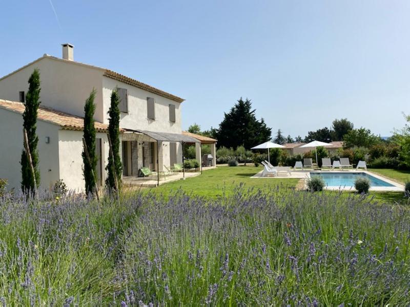拉科斯特Bastide la Melonnerie的一座带花园和游泳池的房子