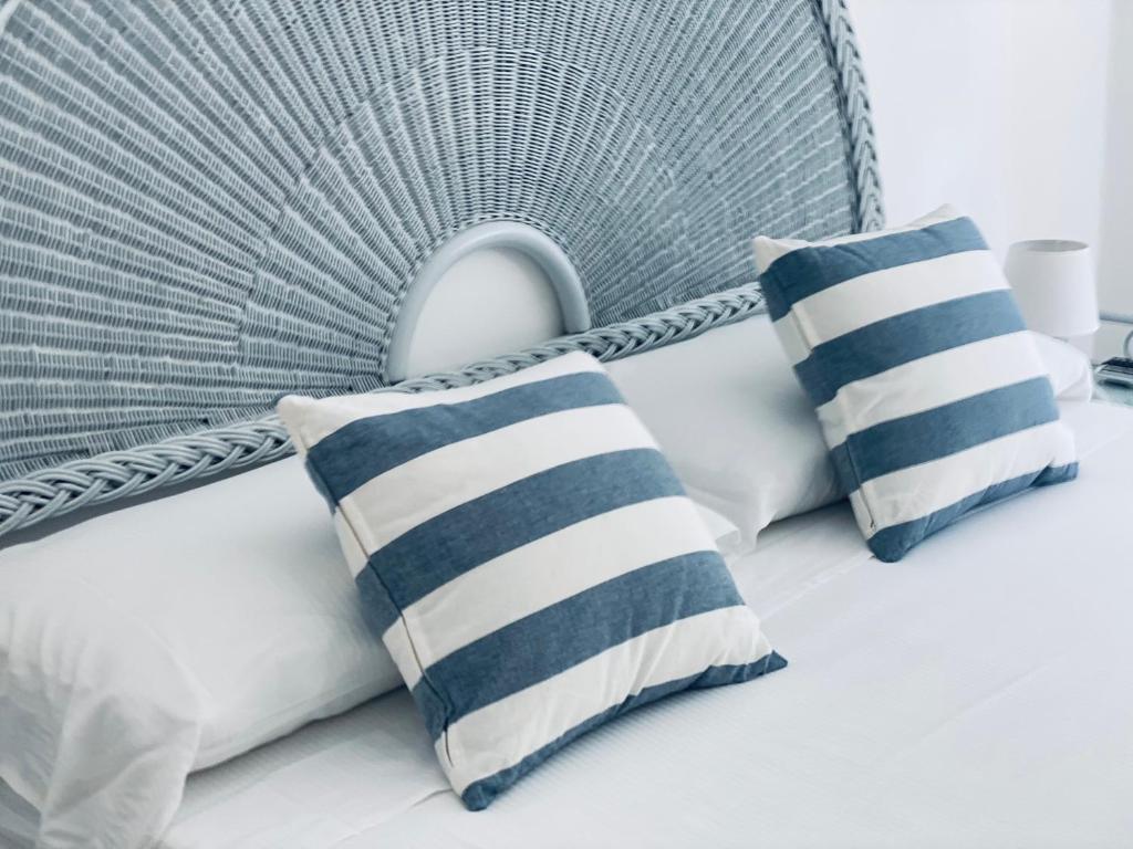 福尔米亚Sogno Mediterraneo的一张带蓝色和白色枕头的床