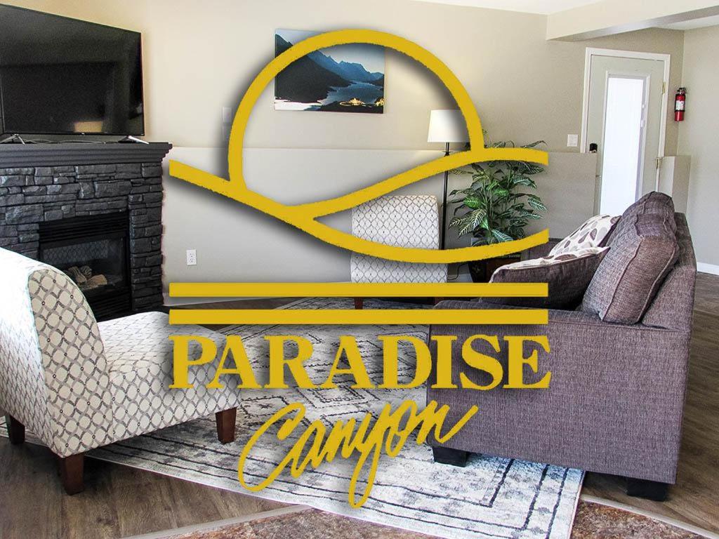 莱斯布里奇Paradise Canyon Golf Resort, Signature Walkout Condo 382的带沙发和壁炉的客厅