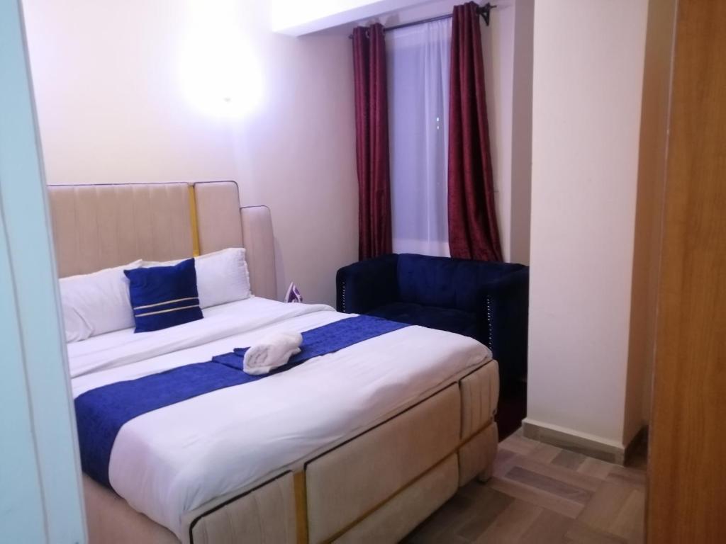纳库鲁Nash Issah Homes-1BedRoom的一间卧室配有蓝色和白色床单