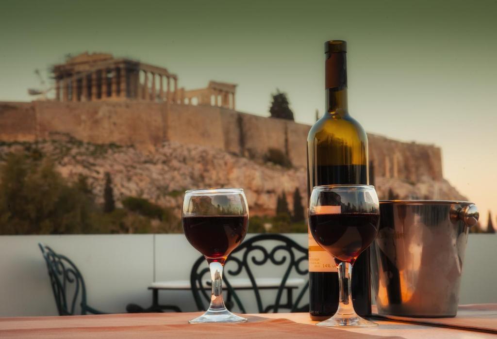 雅典卫城景色酒店的桌子上放有一瓶葡萄酒和两杯酒