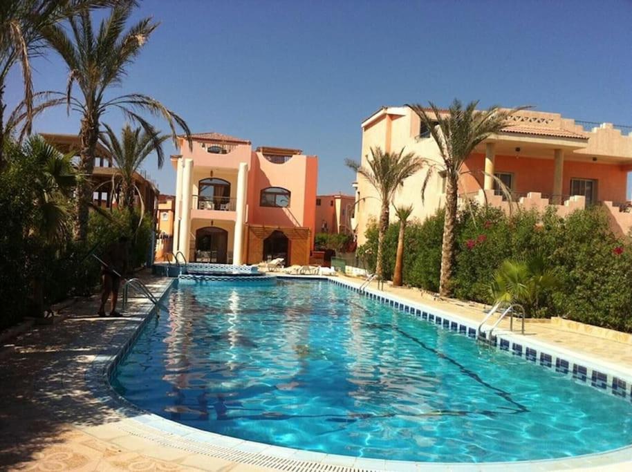 沙姆沙伊赫Villa Dina的大楼前的大型游泳池