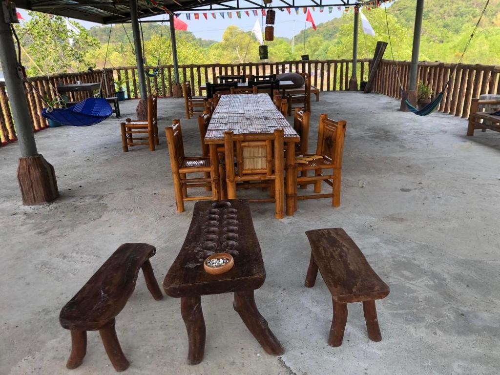 阿拉米诺斯CASA BOLO IN ALAMINOS with HIDDEN WHITE BEACH near 100 Islands的一张木桌、椅子、桌子和长椅