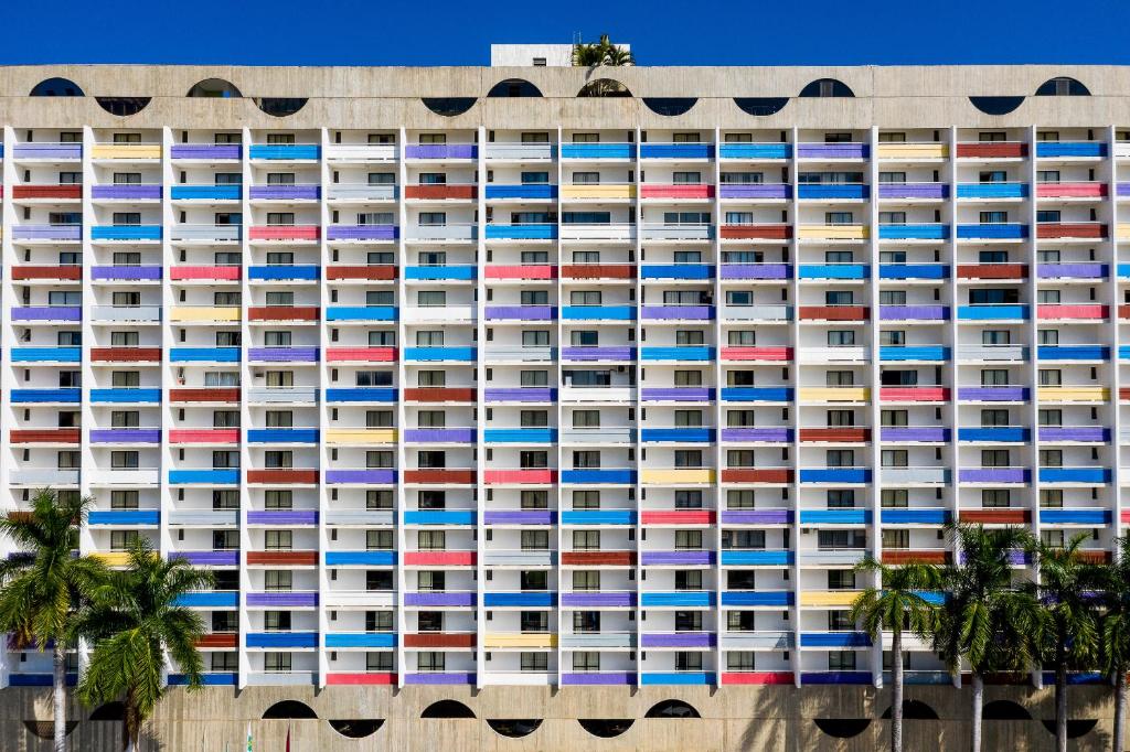 巴西利亚圣保罗广场酒店 的公寓大楼设有色彩缤纷的阳台,位于海滩上