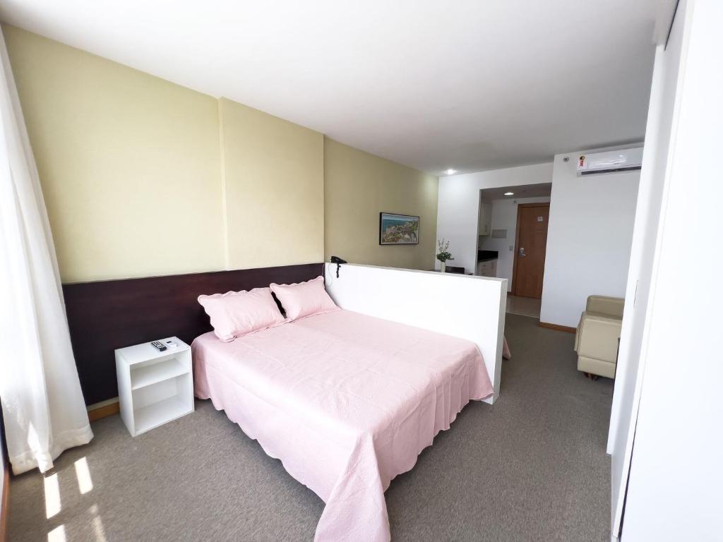 萨尔瓦多Iguatemi Business & Flat的一间卧室配有一张带粉色毯子的大床