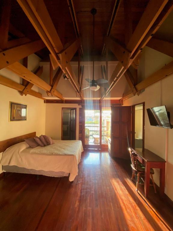 迦太基Casa Mora B&B的一间卧室配有一张床和一张书桌