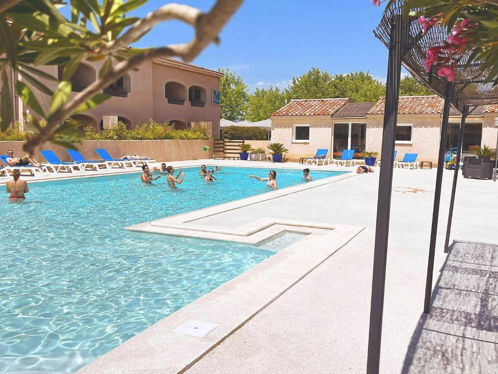 萨拉瓦西加洛斯酒店的一群人在游泳池游泳