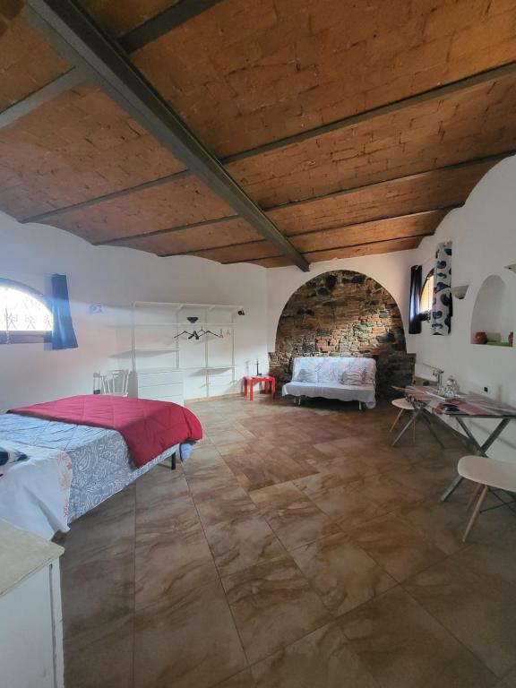 皮昂比诺La Palma appartamenti的一间卧室设有一张床和砖墙
