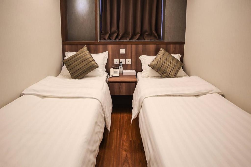 香港Hygge House的配有白色床单的客房内的两张床