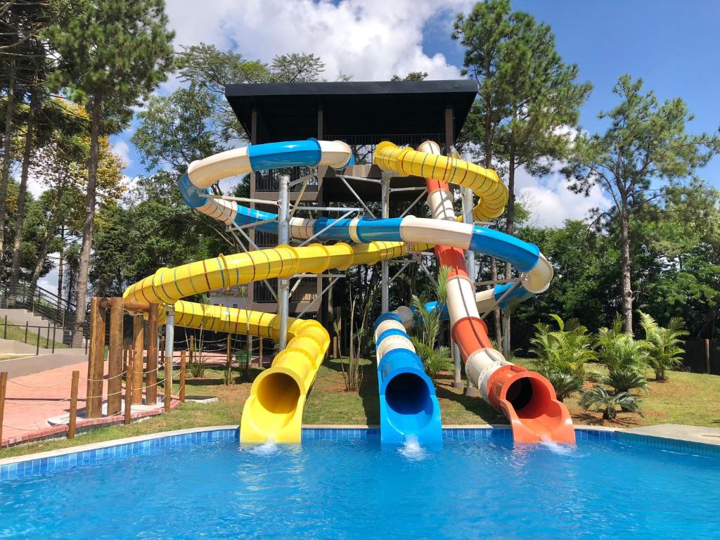 波苏斯-迪卡尔达斯Monreale Resort Parque Aquático的游泳池的水滑梯