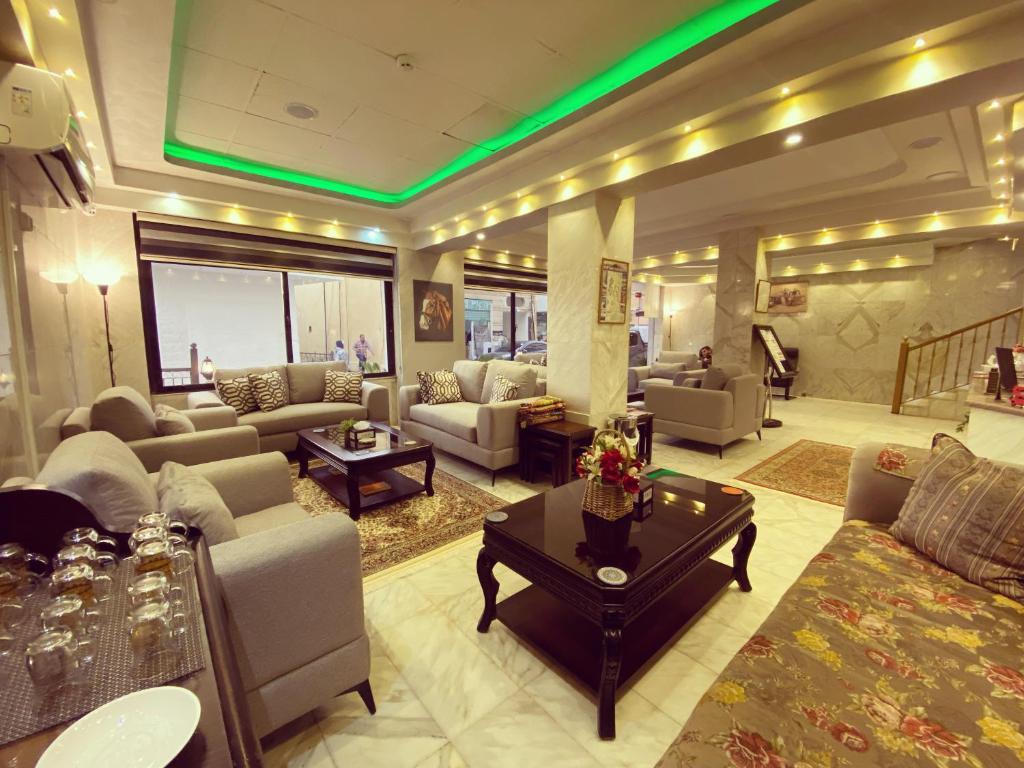 瓦迪穆萨安巴特梅塘酒店的带沙发和桌子的大客厅