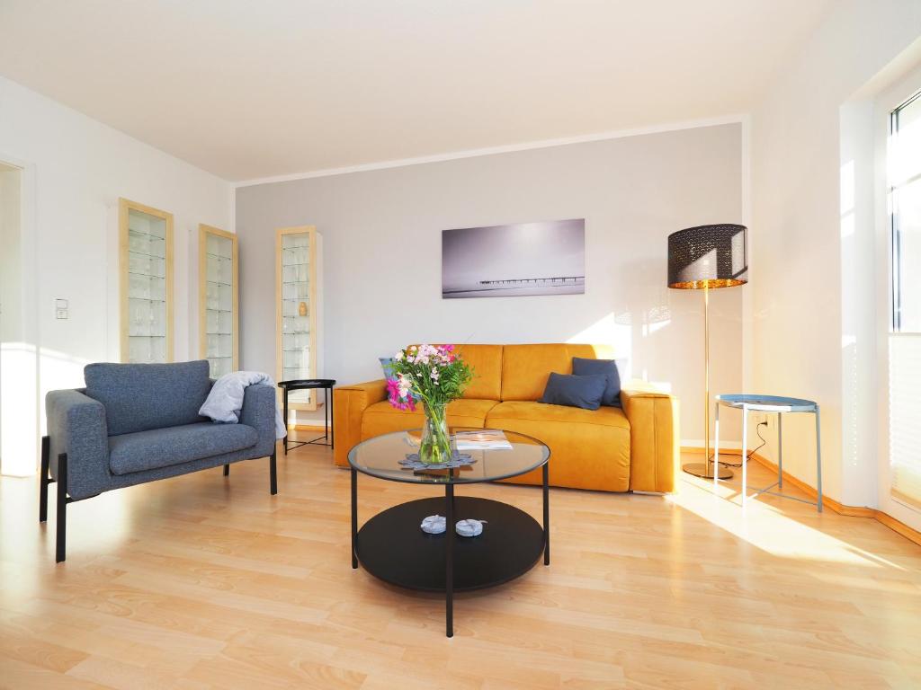 塞巴特阿尔贝克Ferienwohnung "Sonnenblick"的客厅配有黄色的沙发和桌子