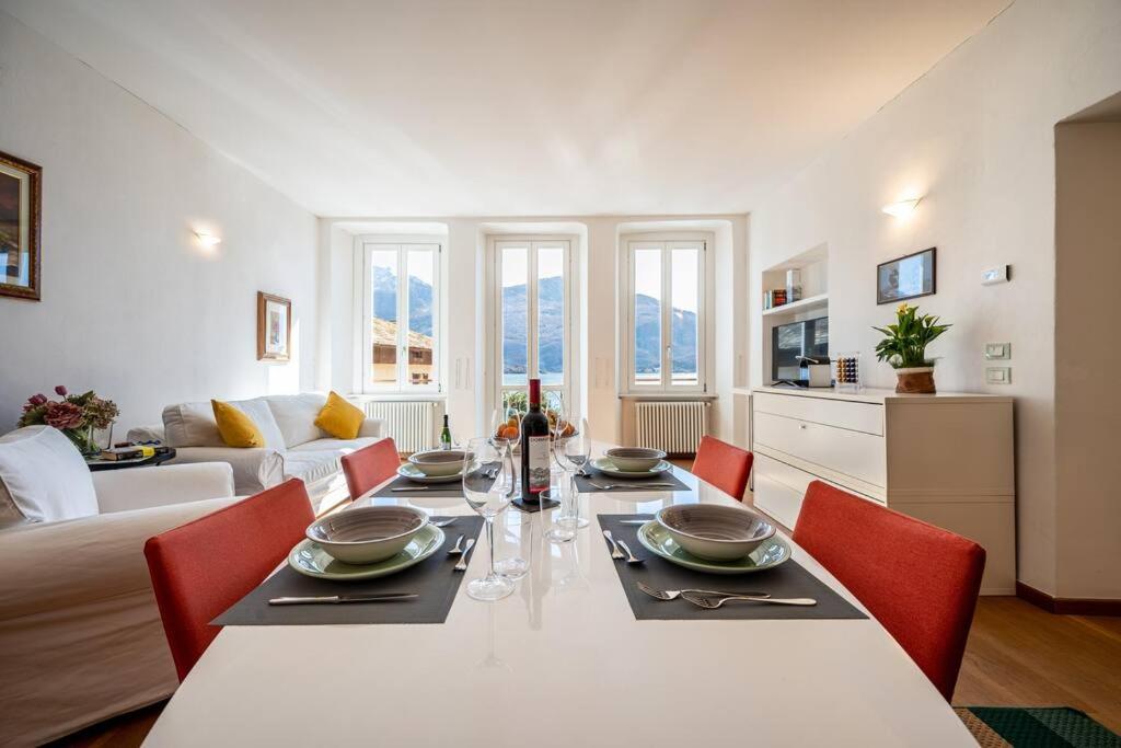 多马索The View Apartment的一间带桌子和红色椅子的用餐室