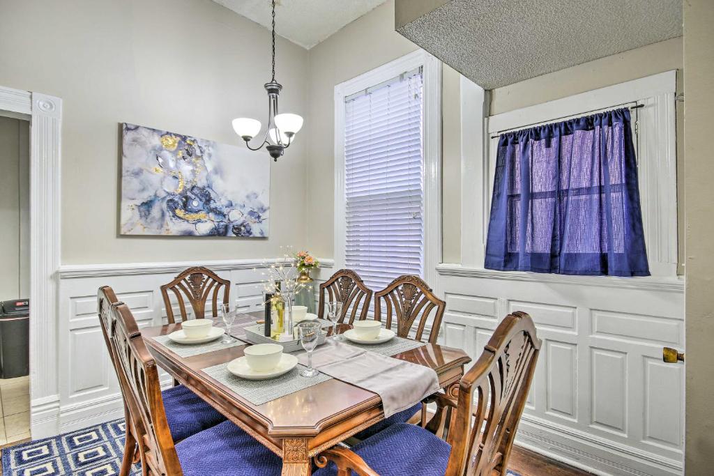 奥古斯塔Bright Augusta Vacation Rental, 2 Mi to Riverwalk!的一间带桌椅的用餐室