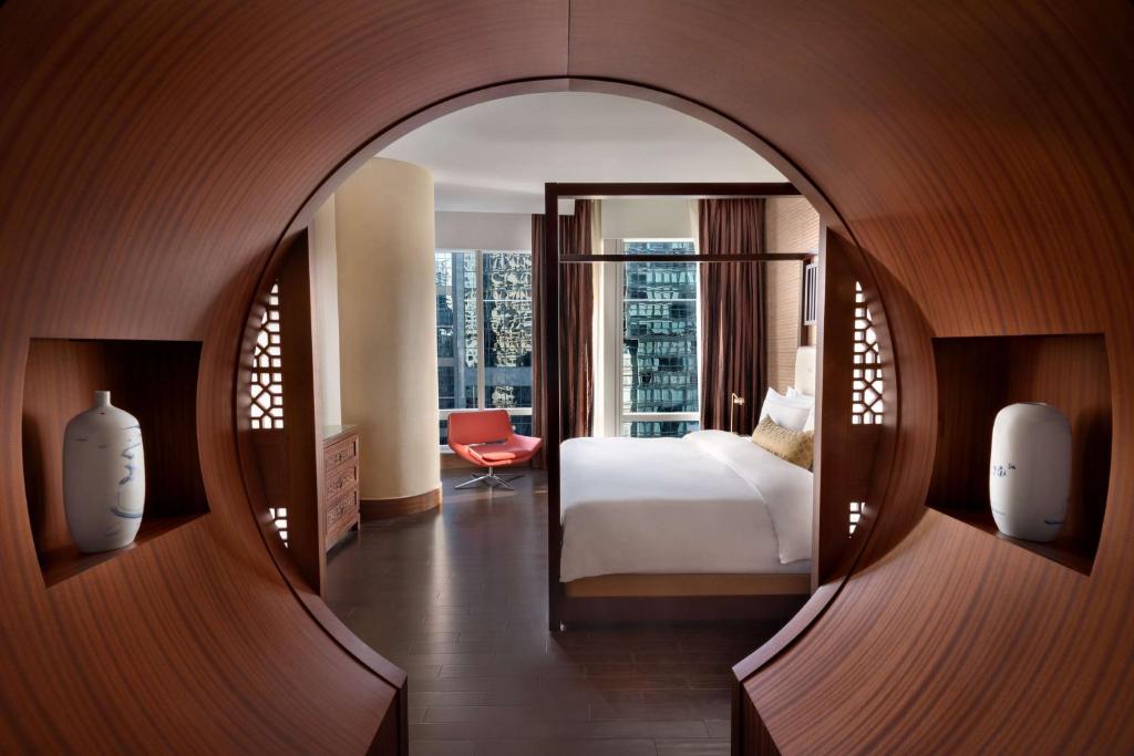 多伦多多伦多香格里拉大酒店的酒店客房设有一张床和一个大窗户