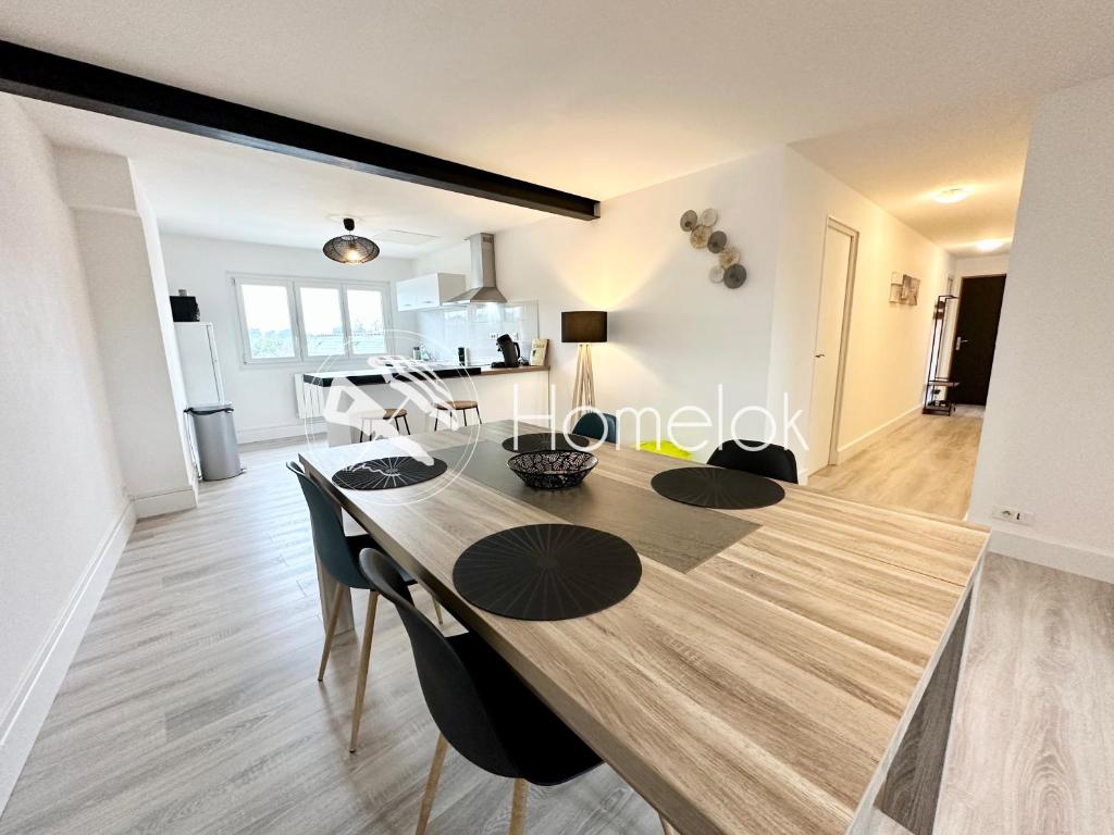 普洛埃默Appartement T3 cosy – Entre bourg et plages的用餐室以及带桌椅的起居室。