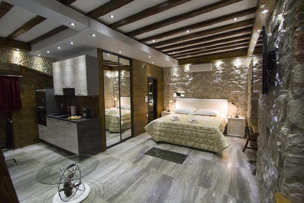 斯普利特多米纳别墅酒店的一间卧室配有一张床和一台电视