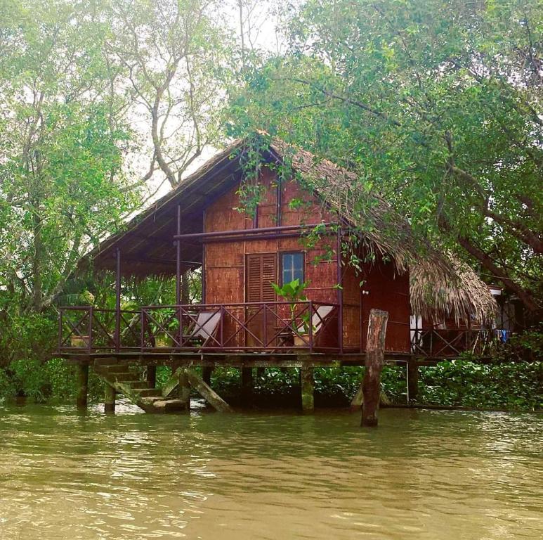 永隆幸福家庭旅馆的水中码头上的木屋