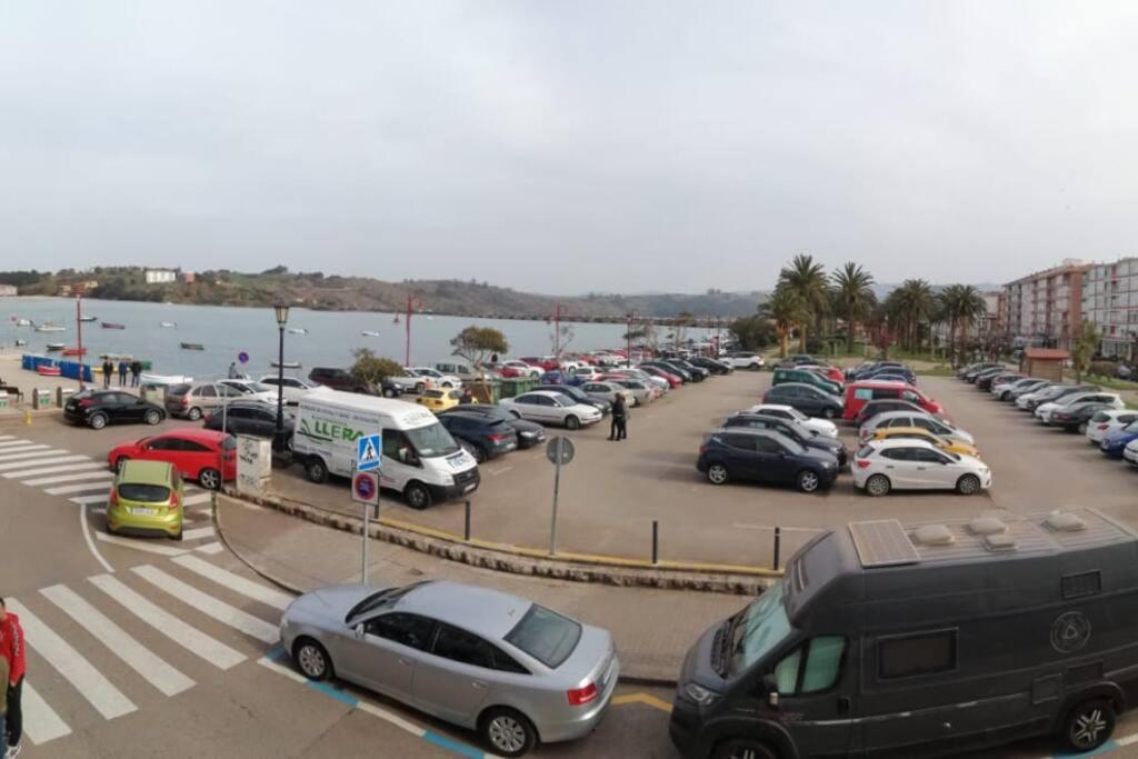 圣维森特-德拉巴尔克拉Piso Turístico Bahía San Vicente的停泊在水边的停车场