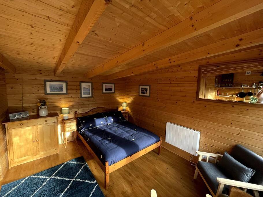 多切斯特The Bee Hive Garden Room的小木屋内一间卧室,配有一张床