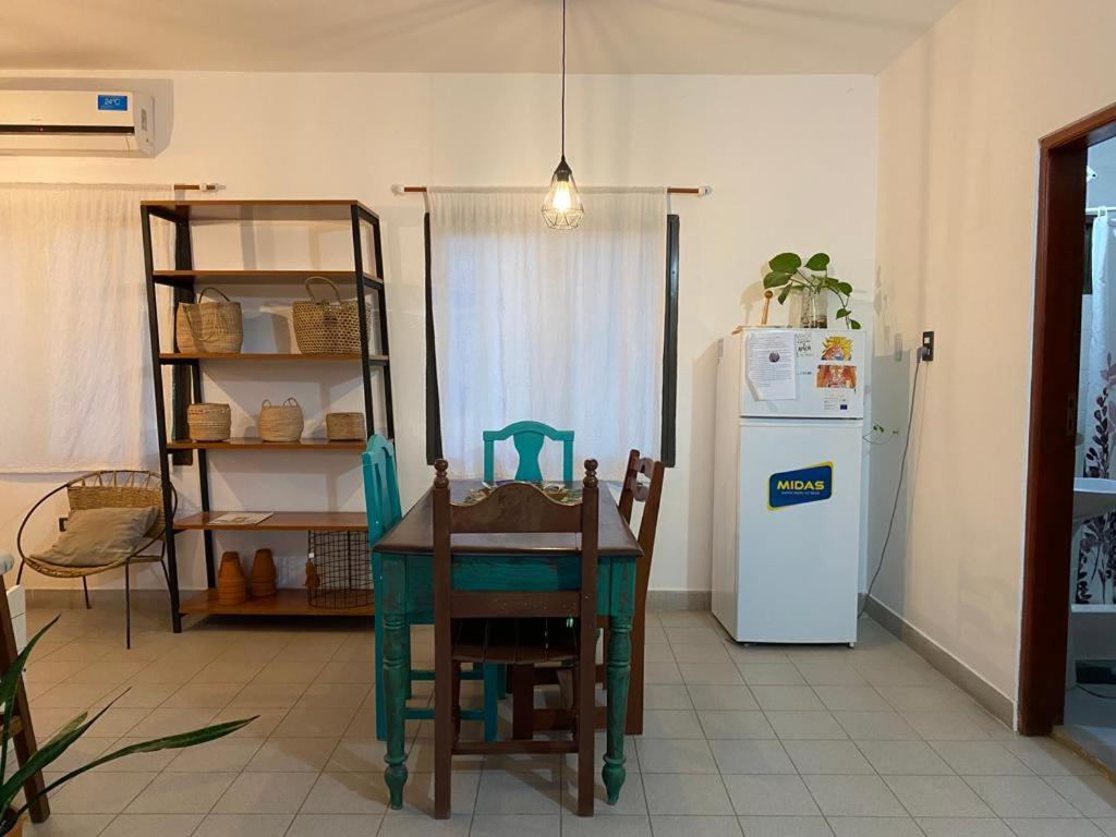 福尔摩沙Luminoso departamento en Planta Alta的一间带桌子和冰箱的用餐室