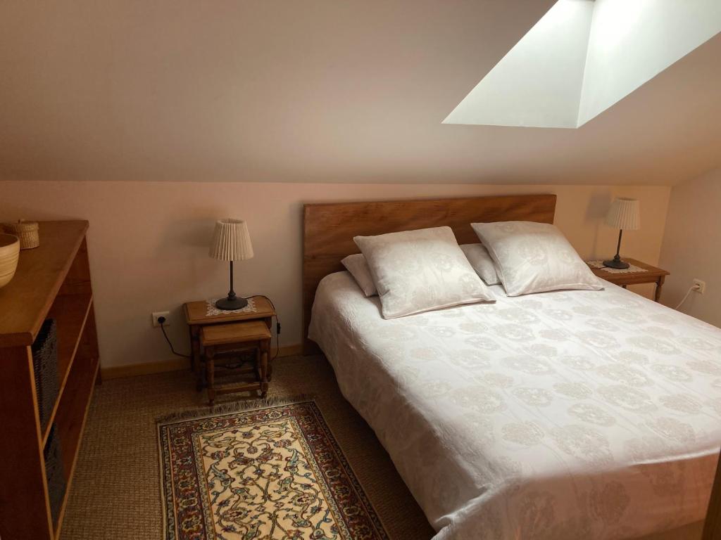 La GrandʼCombe-ChâteleuGite Le Cerneux Haut Doubs的一间卧室配有一张带两个枕头的床