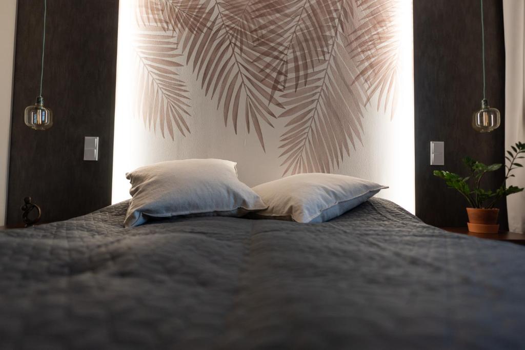 坦佩雷Tyylikäs City-huoneisto的一间卧室配有带2个枕头的床