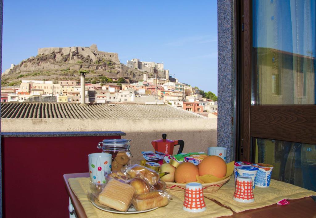 卡斯特尔萨多侬纳斯尼住宿加早餐旅馆的一张桌子,上面放着一盘食物,享有山景