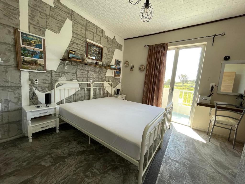 卡尔扎迈纳Efi studios的一间卧室设有一张床和石墙
