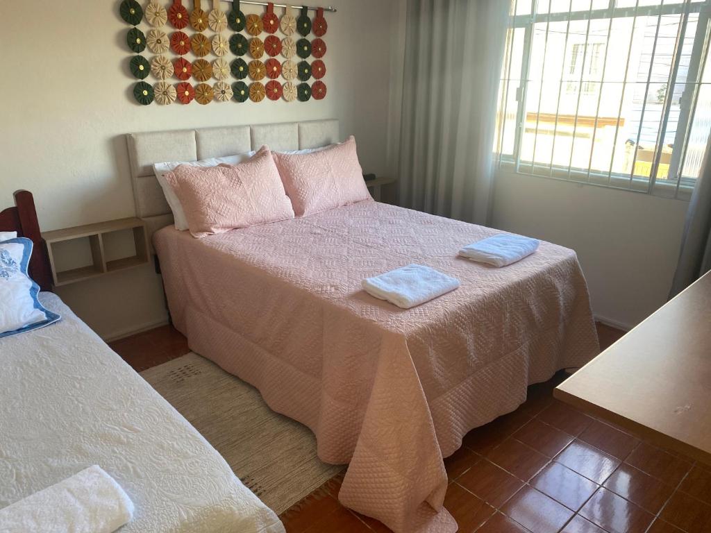 卡波布里奥Pousada Apartamento loft Braga的一间卧室配有一张床,上面有两条毛巾