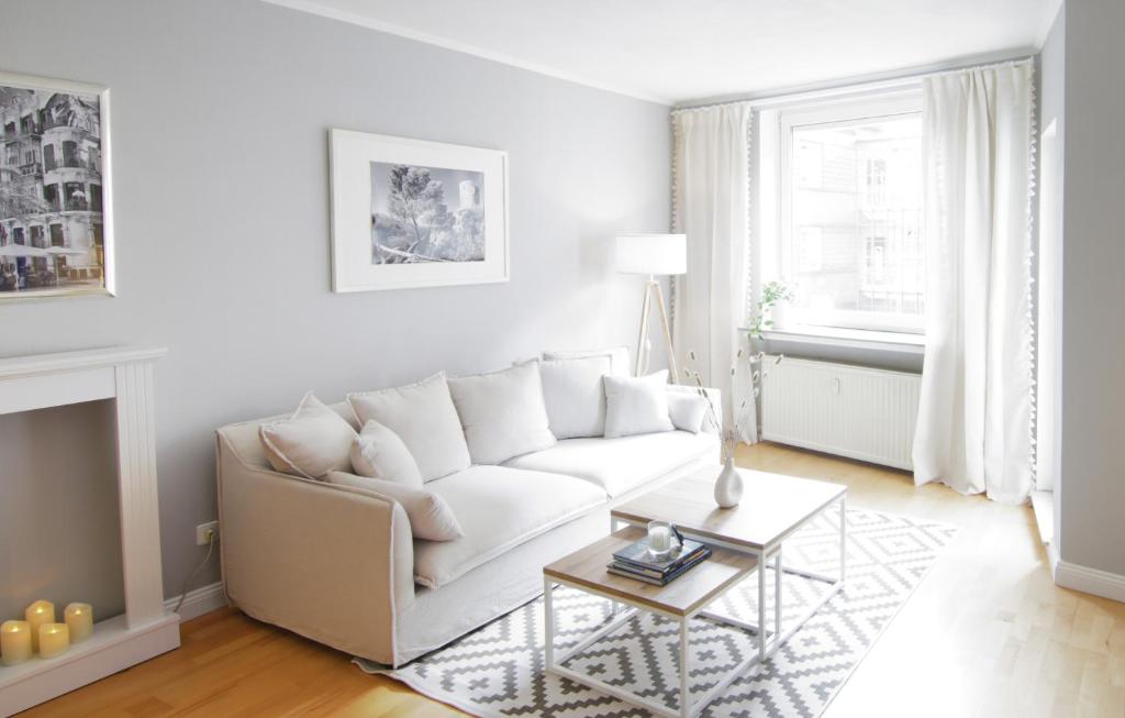 不莱梅Mediterrane Wohnung nahe HBF mit Domblick的白色的客厅配有白色的沙发和桌子