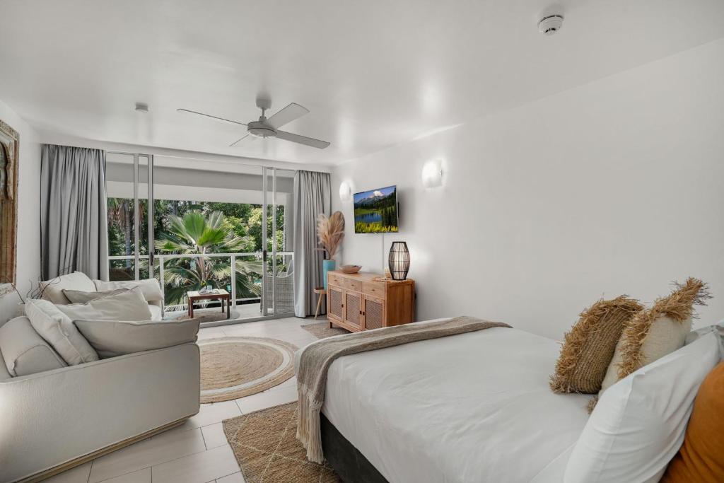 棕榈湾Belle Escapes Drift Beachfront Resort Suite 3409的白色卧室配有床和沙发