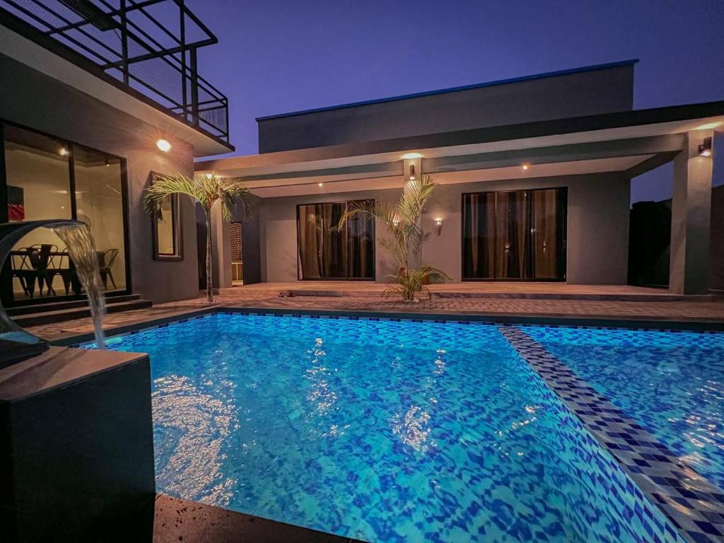 珍南海滩The Luxury Villa -Private Pool-的房屋中间的游泳池