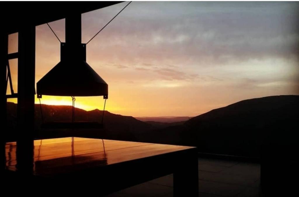 卢戈HOTEL PIORNEDO的光线充足的客房享有日落美景。