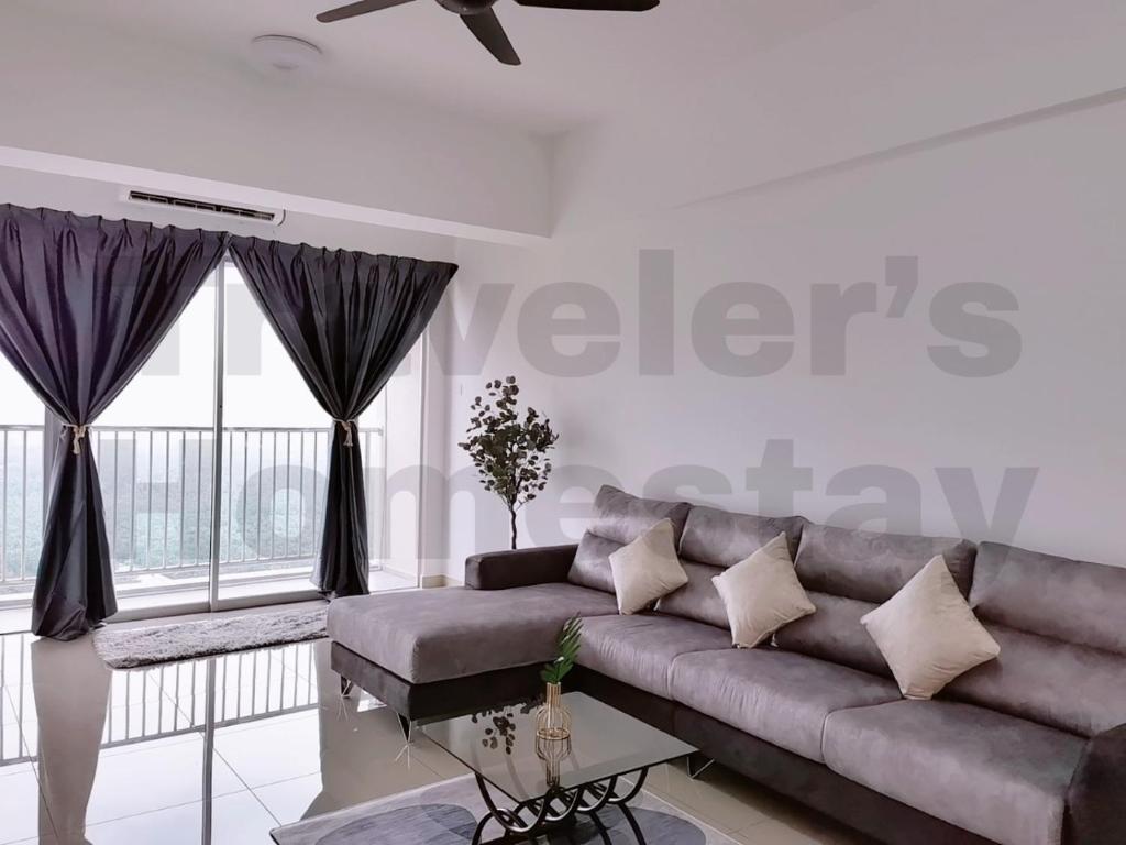 实兆远[FREE WI-FI]Travelers Homestay Sitiawan[6~10Pax]The Venus Apartment的带沙发和大窗户的客厅